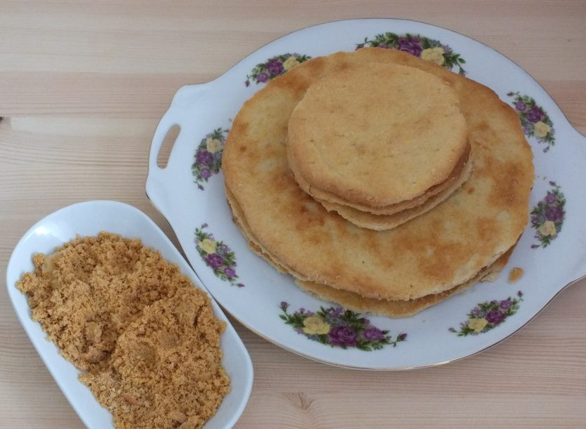 1. Этап. Торт Любава: Охлажденные коржи подровняйте. Обрезки от коржей измельчите в блендере.