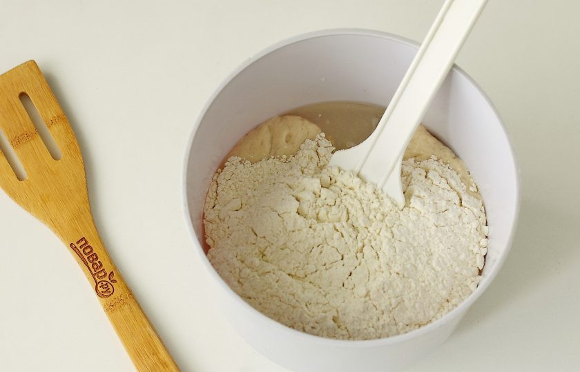 1. Этап. Постные толстые блины на дрожжах: Насыпьте муку.