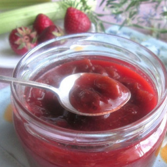 Джем из ревеня, клубники и изюма