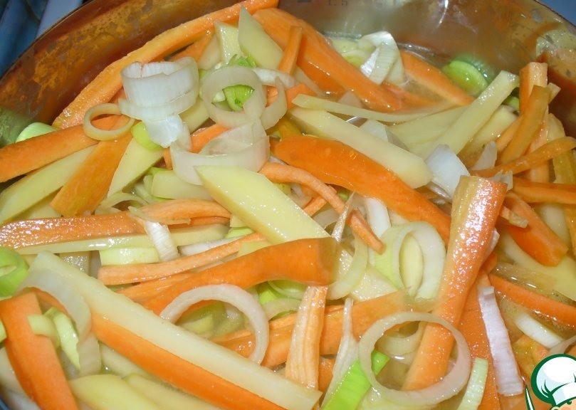 1. Stage. Vegetable puree soup: Cut potatoes, carrots (and other vegetables, if you take something else) in sticks, and leeks in rings or half rings.