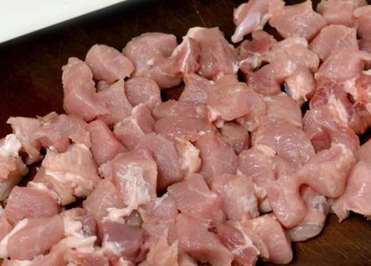 1. Этап. Плов из свинины в мультиварке: Мясо нарезаем небольшими кубиками. Примерно 1.5-2 см толщиной.