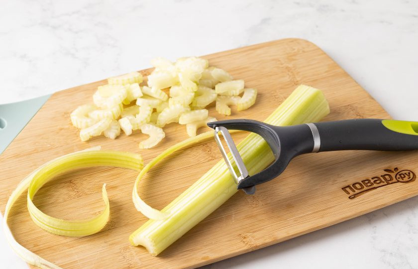 1. Этап. Вальдорфский салат: Стебли сельдерея помойте, овощечисткой срежьте жесткую часть. Затем нарежьте на ломтики.