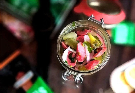 1. Этап. Картофельный салат по мотивам немецкого рецепта: Если мы берём ссобойку с салатом на перекус, то поместим его в баночку под крышку. Сварим к нему пару яиц вкрутую, возьмём хлебушка и сырку. Сытный перекус готов.