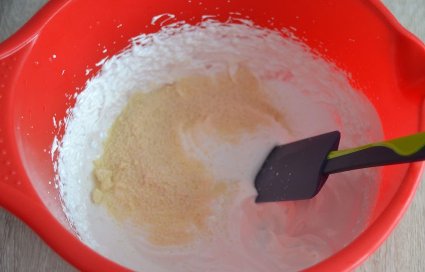 1. Этап. Миндальное безе: Всыпьте во взбитые белки миндальную муку.