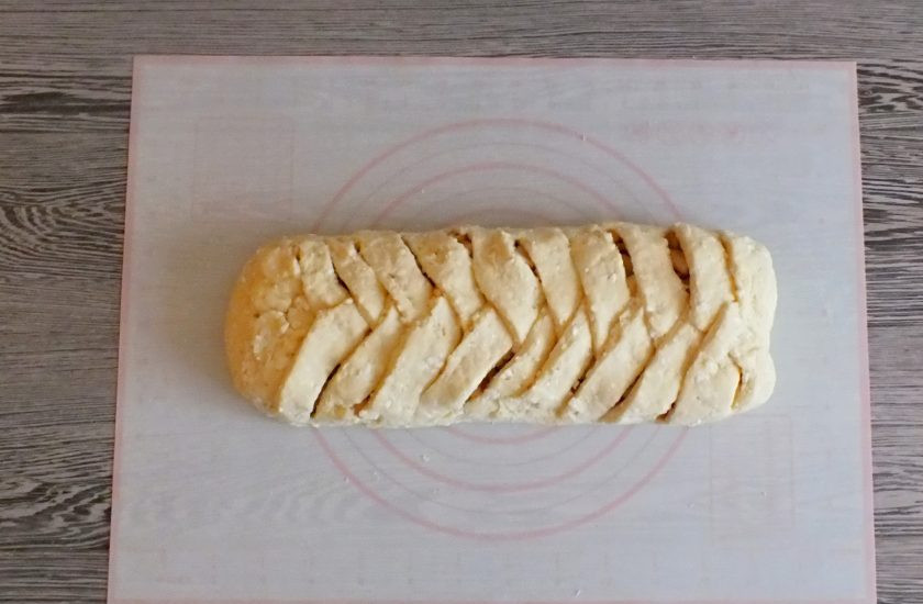 1. Этап. Творожная плетенка с яблоками: Сплетите 