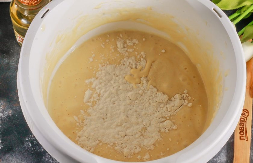 1. Этап. Бисквит на растительном масле: Всыпьте пшеничную муку высшего сорта и аккуратно вмешайте ее во взбитую массу силиконовой лопаткой или венчиком, но не взбивайте. Разрыхлитель добавлять не нужно.