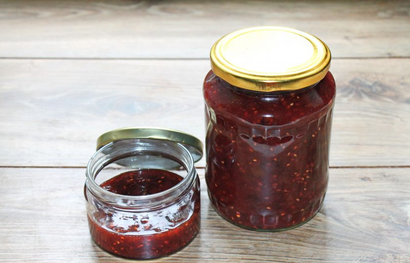 1. Этап. Варенье из малины и ревеня: Банки и крышки тщательно вымойте в горячей воде. Крышки прокипятите в течение 5 минут на среднем огне, а банки стерилизуйте любым удобным способом, байте банкам обсохнуть. Разложите горячее варенье по банкам, закройте и дайте полностью остыть.