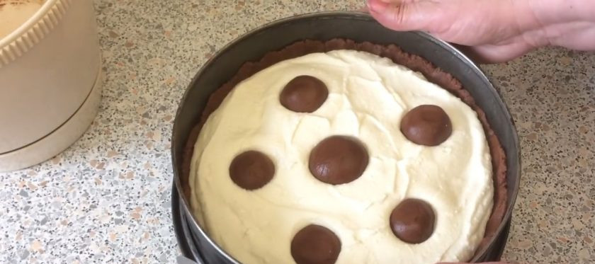 1. Этап. Творожный пирог Коровка: 4. Выложите в творожную массу, слегка вдавливая их. Выпекайте пирог в разогретой до 180 градусов духовке 45-50 минут. Полностью остудите перед подачей. Приятного аппетита!