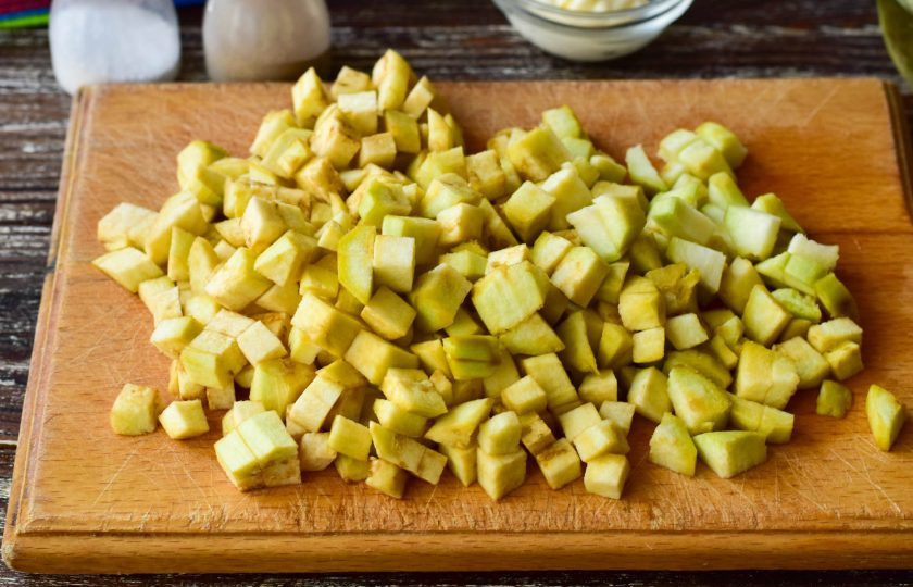 1. Этап. Икра из баклажанов с майонезом на зиму: Вымойте, очистите и нарежьте кубиками баклажаны.