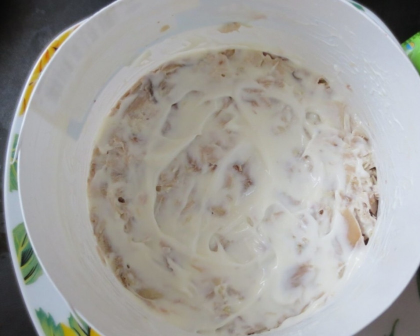 1. Этап. Салат с курицей, и грибами, и огурцами: Чтобы придать красивый вид салату, используйте круглую форму с пустым дном. Смажьте стенки формы майонезом, поместите ее на широкую тарелку. Выложите куриное филе, обильно смажьте его майонезом.