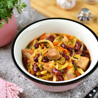Тушеная капуста с мясом и фасолью