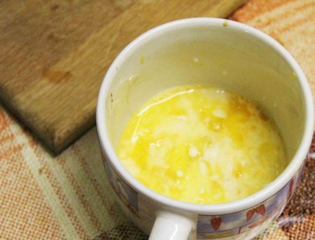 1. Этап. Маффины за 5 минут: 1. Смешаем яйцо, растопленное масло и молоко до однородности.