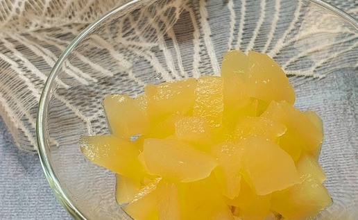 1. Этап. Творожный салат с грушей и шелковицей: Порезать грушу и выложить поверх творога.