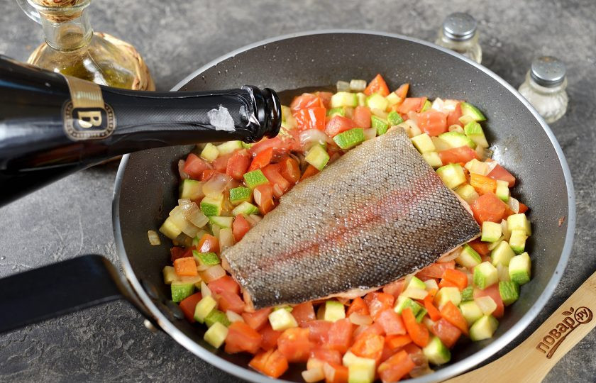 1. Этап. Форель в белом вине: Отодвиньте овощи от середины сковороды, в середину выложите форель, влейте вино, посолите и поперчите все по своему вкусу.