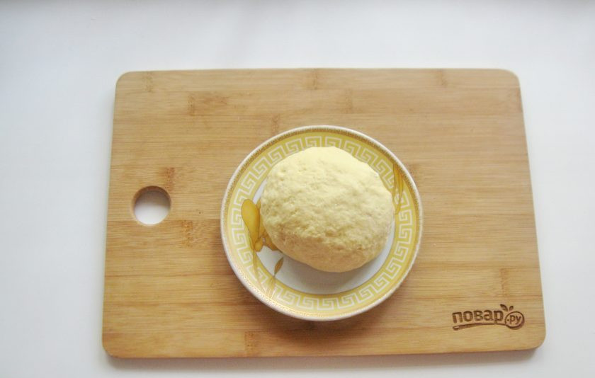 1. Этап. Киш с курицей и цветной капустой: Замесите мягкое, не липнущее к рукам тесто и поставьте в холод на 30 минут.