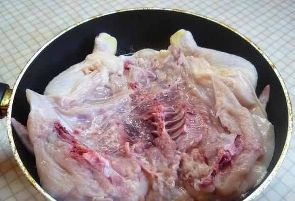 1. Этап. Курица по-грузински а ля Шкмерули: 2. Выложите курицу на сковороду с растопленным сливочным маслом.