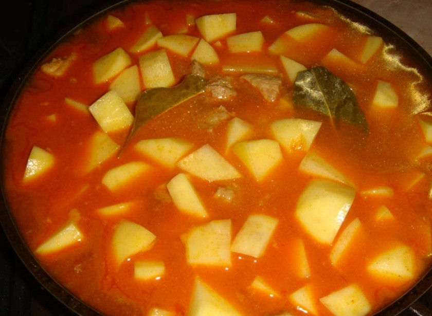 1. Этап. Гуляш из говядины по-венгерски: Не забываем про лавровый лист и специи. Тушим все до готовности. Готовый гуляш из говядины по-венгерски подаем со свежим хлебом, овощами, украшаем зеленью. Приятного аппетита!