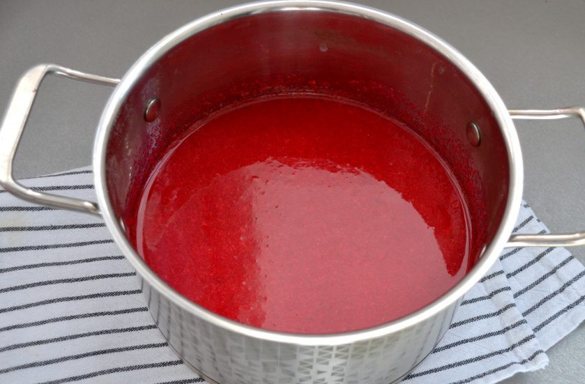1. Этап. Сок кизиловый: Добавьте в полученный сок примерно 100 грамм сахара или больше, руководствуясь своим вкусом. Нагрейте до кипения, но не кипятите.