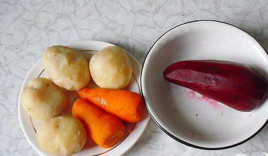 1. Этап. Рулет с сельдью на Старый Новый год: 3. До готовности отвариваем овощи и очищаем от кожуры. На терке, по-отдельности натираем отваренную свеклу, морковь и картофель.