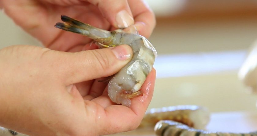 1. Этап. Креветки в соево-лимонном маринаде: 1. Подготовьте креветки. Промойте их. Потом удалите голову и хвост. Уберите панцирь. Надрезав спинку, удалите вену. Ещё раз промойте морепродукты.