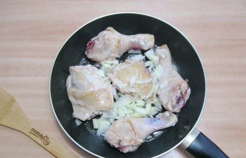 1. Этап. Курица в красном соусе: Репчатый лук очистите, помойте и нарежьте произвольно. После добавьте в сковороду с курицей.