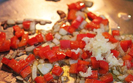 1. Этап. Конвертики с овощной начинкой: 2. Добавить болгарский перец и жарить еще 5 минут. Добавить чеснок и перемешать в течение 1 минуты.