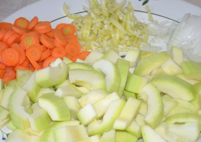 1. Этап. Соте из баклажанов и кабачков: Нарежьте остальные овощи – морковь, кабачки, перец и лук.