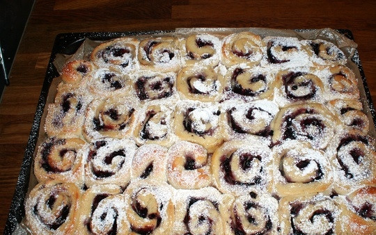 1. Этап. Булочки на живых дрожжах: 10. Готовые булочки остудите немного и присыпьте пудрой. Приятного чаепития!