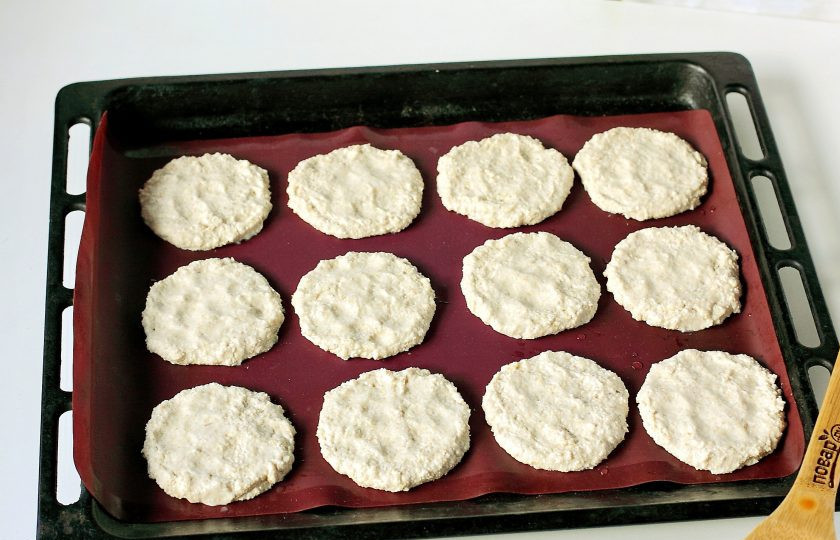 1. Этап. ПП завтрак из творога: Переложите массу при помощи столовой ложки на противень. Затем смоченными в воде руками, придайте округлую форму. Противень я ничем не смазывала, так как использовала силиконовый коврик. Запекайте в духовке при температуре 180 градусов в течение 10 минут, затем переверните и готовьте еще 10-15 минут.