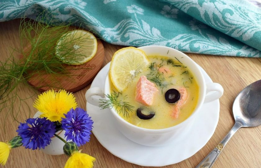 1. Этап. Солянка рыбная: 7. Для подачи маслины и лимон нарежьте колечками. Добавьте мелкорубленый укроп. Приятного аппетита!