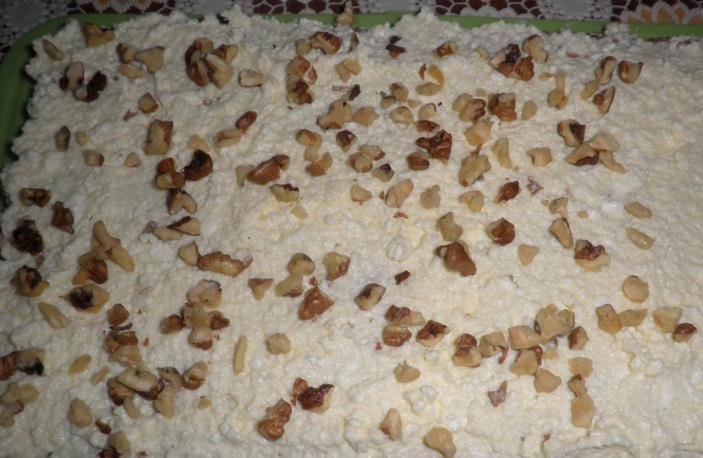 1. Этап. Творожный торт на скорую руку: И посыпаем грецкими орехами.