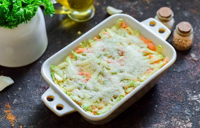 1. Этап. Постный пирог с кабачками: Выложите запеканку в жаропрочную форму, после притрусите поверх манной крупой. Запекайте в духовке при температуре 180 градусов в течение 30 минут.