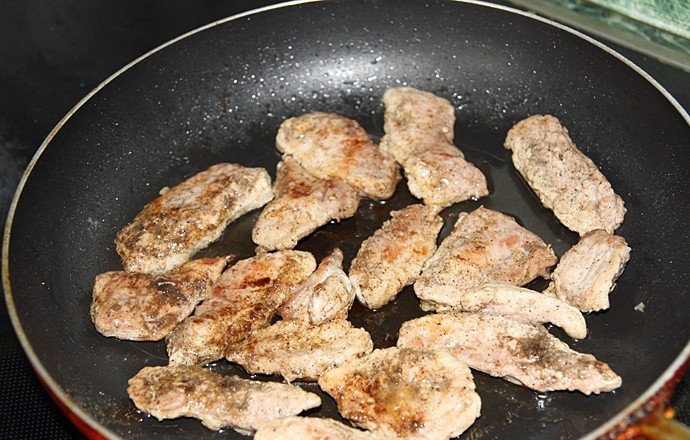 1. Этап. Салат с блинами и мясом: Свинину нарежьте маленькими кусочками и обжарьте на растительном масле.