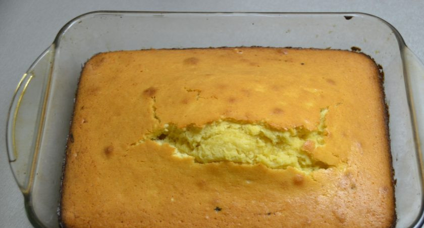 1. Этап. Дырявый пирог с клубникой: Остудите испеченный бисквит до комнатной температуры. Если при выпечке на бисквите образовался 