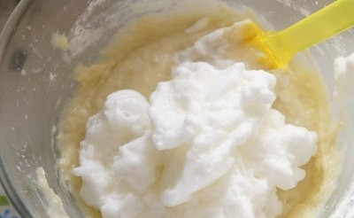 1. Этап. Бразильский банановый пирог: Теперь настала очередь взбитых белков. Аккуратно добавляем белки в тесто, легкими движениями перемешиваем.