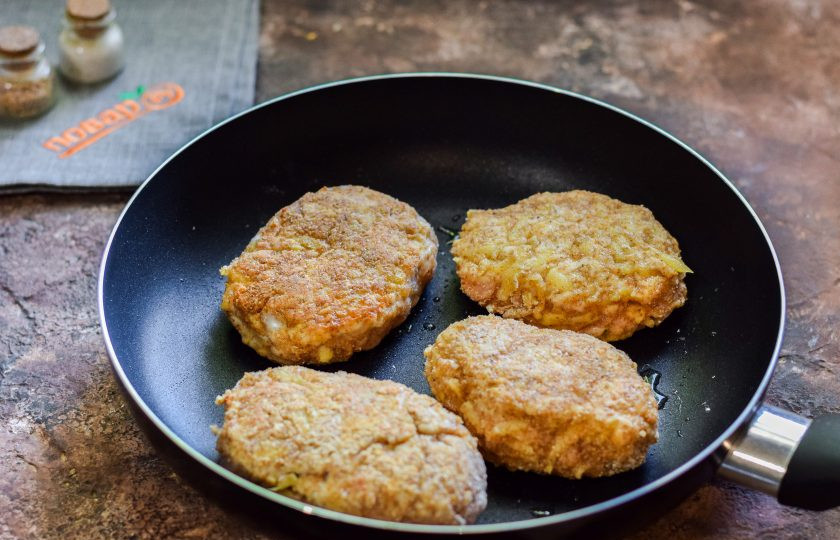 1. Этап. Котлеты из индейки с картошкой: Сковороду слегка смажьте растительным маслом, выложите котлеты и поджарьте по минуте с каждой стороны.