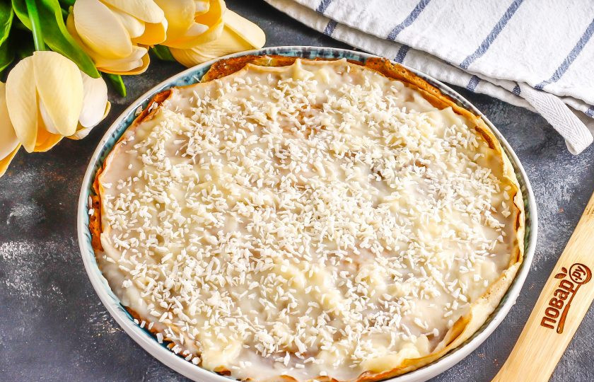 1. Этап. Кокосовый блинный торт: На тарелку выложите два блина, смажьте их кремом и присыпьте кокосовой стружкой.