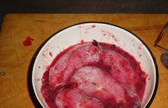 1. Этап. Сом на пару: Помещаем в маринад рыбу, перемешиваем и оставляем на 1 час.