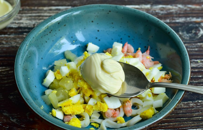 1. Этап. Салат с кальмарами, креветками и ананасами: Добавьте майонез, и перемешайте салат.