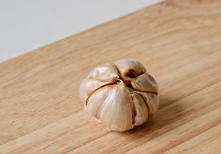 1. Этап. Ризотто Джейми Оливера: Для начала поставьте головку чеснока запекаться на полчаса при температуре 190 градусов.