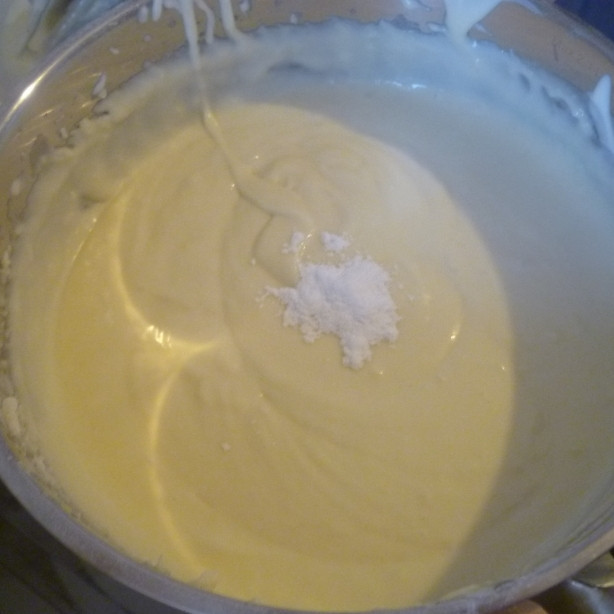 1. Этап. Кексы проще простого: В полученную массу высыпаем ванилин и все это перемешиваем.