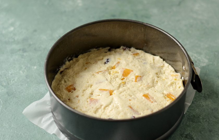 1. Этап. Диетическая тыквенная запеканка: Дно формы присыпьте манкой, затем выложите получившуюся массу. Выпекайте в духовке 30 минут при температуре 200 градусов.