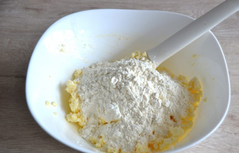 1. Этап. Польский пирог с яблоками и безе: Всыпьте мучную смесь к масляно-желтковой смеси, замесите тесто.