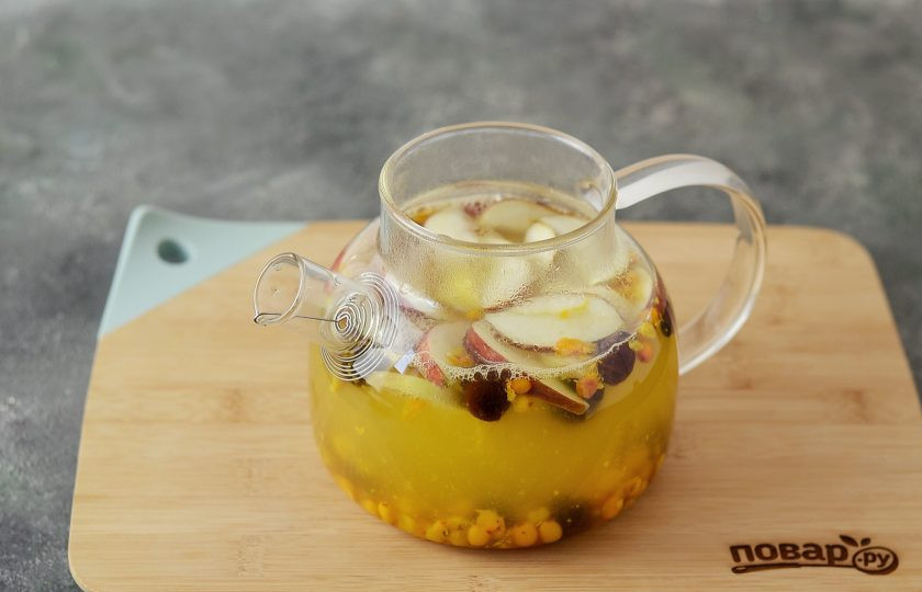 1. Этап. Чай с шиповником и облепихой: Залейте кипятком, оставьте настаиваться на 6-8 часов.