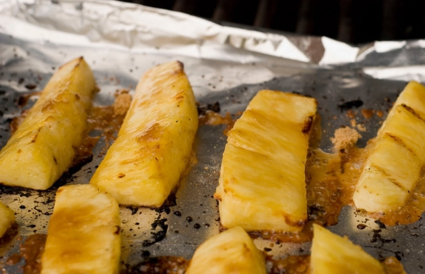 1. Этап. Курица по-филиппински с ананасами: На гарнир подаем отваренный до готовности рис, а также обжаренные на гриле или сковороде ананасы.