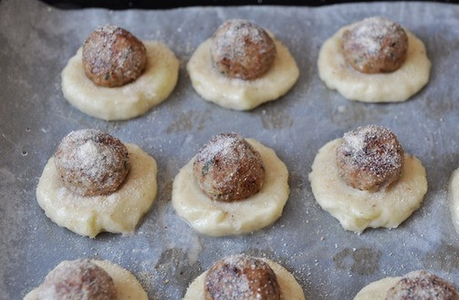 1. Этап. Картофельные гнезда с фаршем: На пергамент для запекания выложите сформированные руками лепешки из картофельного теста. Сверху каждой лепешки выложите мясной шарик. Немного вдавите их в тесто. Выпекайте гнезда в духовке, предварительно смазав их остатками сырого яйца, двадцать минут при 180-ти градусах.