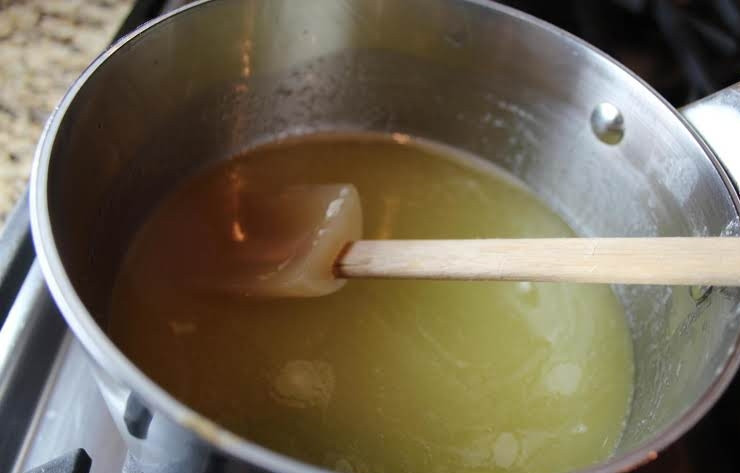 1. Этап. Домашний кекс: 8. Для глазури: в сотейнике смешайте сливочное масло, сахар, воду и экстракт ванили, отправьте на слабый огонь и варите, но не доводите до кипения.