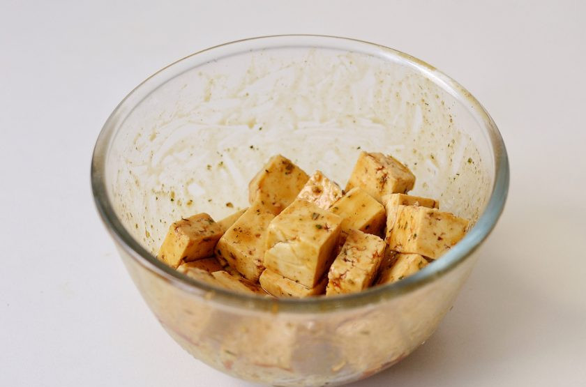 1. Этап. Поке боул: Тофу нарежьте кубиками, добавьте соус 