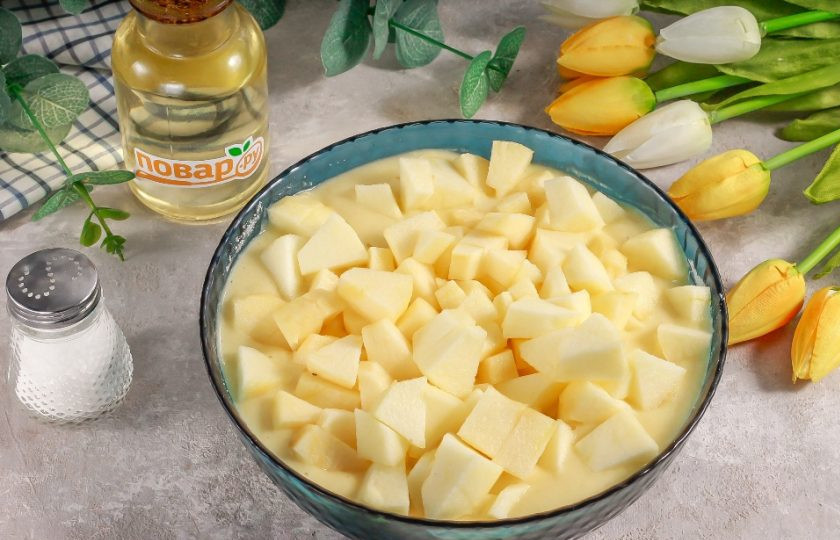 1. Этап. Манно-яблочный пирог Сочный: Яблоки любого сорта очистите от кожуры и промойте в воде. Разрежьте на части и срежьте семенные блоки. Нарежьте кубиками и добавьте в емкость с тестом. Аккуратно перемешайте.