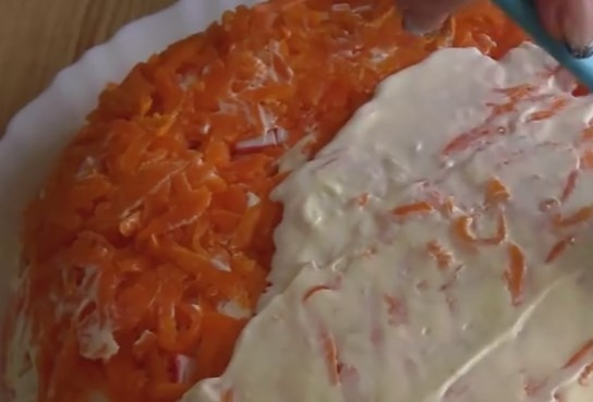 1. Этап. Слоеный салат Королевская шуба: 8. Лук покройте майонезом, выложите креветки, затем — яйца. Смажьте всё майонезом и очередным слоем положите крабовые палочки, затем майонез, морковь и снова майонез.